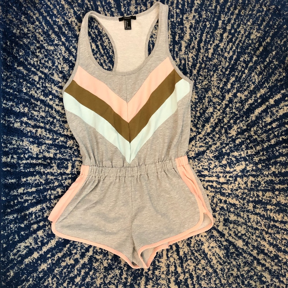 Adorable romper!  Elastic waistband to help define your waist.